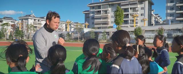公益纪录片《用足球连接世界》上线，讲述助力四川小学女足青训封面图